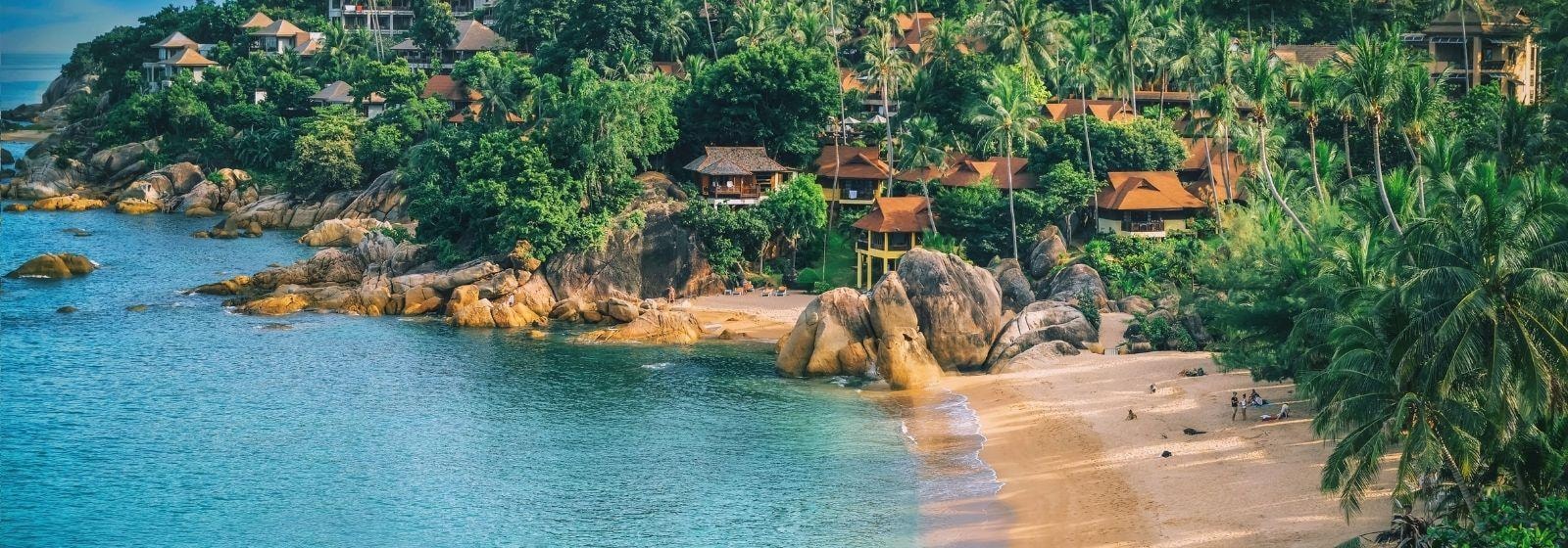 Wunderschöne Landschaft von Koh Samui mit kristallklarem Wasser und tropischer Szenerie